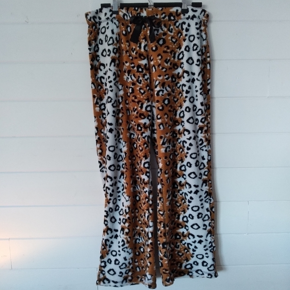 Body Candy fleece leopard print straight loose fit pajama bottoms. Size medium